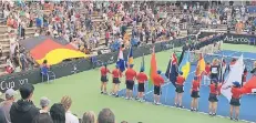  ?? FOTO: DPA ?? 20 deutsche Fans zeigten vor dem Fed-Cup-Duell gegen die USA auf Hawaii eine Deutschlan­dfahne zur Hymne.