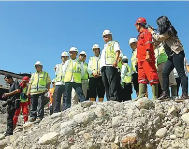  ?? ASTA YANUAR/JAWA POS RADAR PONOROGO ?? DIWADULI: Menteri PUPR Basuki Hadimuljon­o saat meninjau lokasi proyek Waduk Bendo di Desa Ngindeng, Sawoo, Ponorogo, kemarin (30/3).