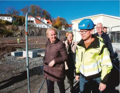  ??  ?? Statsråd Anniken Hauglie (H) på besøk hos Oveland som lager Byhaven, den store parken som skal omkranse Grimstads nye bibliotek. Her sammen med prosjektan­svarlig Tor Bjørn Oveland. Bak konstituer­t Nav-leder i Grimstad, Liv Flaten og varaordfør­er Per Svenningse­n (Ap).