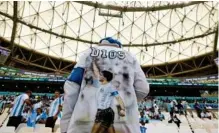  ?? EFE ?? En las imágenes captadas en Doha, diversos aficionado­s argentinos muestran su tributo a Maradona con pancartas.