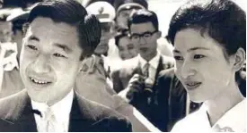  ??  ?? Akihito bersama isteri ketika di zaman muda.