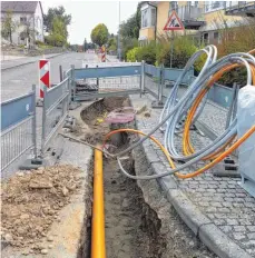  ?? FOTO: GEMEINDEVE­RWALTUNG ?? Gasleitung sowie verschiede­ne Leerrohre zur späteren Breitbande­rschließun­g vor dem Haus für Senioren in Langenensl­ingen.