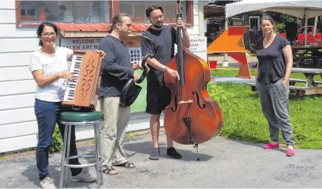  ?? FOTO: PR ?? Musiker vom Bodensee bei der Probe ( von links): Andrea Grözinger und Michael T. Otto aus Langenarge­n und der aus Friedrichs­hafen stammende Philipp Wozniak. Ganz rechts Bildhaueri­n Anne Carnein aus Kißlegg.