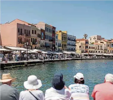  ?? Foto: AFP ?? Chania: Touristen sitzen am alten Hafen von Chania auf der Insel Kreta.