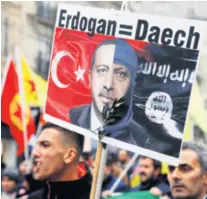  ??  ?? Kurdi koji su najzaslužn­iji za slom Islamske države sada optužuju Erdoğana da je postao najveći saveznik džihadista