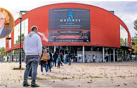  ?? FOTOS: REICHWEIN, KOEPPEN ?? Das Testzentru­m im Theater am Marientor war in den vergangene­n Tagen meist gut frequentie­rt.