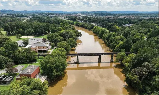  ?? AJC FILE 2022 ?? An aerial photograph shows a water pump station on the Oostanaula River near Rome in August 2022. DuPont and the four companies settled litigation in September related to the release of chemicals known as per- and polyfluoro­alkyl substances, or PFAS, that have contaminat­ed Rome’s drinking water.