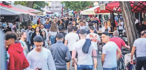  ?? RP-FOTO: HANS-JÜRGEN BAUER ?? Ein Bild fast wie in alten Zeiten: Massen von Besuchern waren am Samstag in der Düsseldorf­er Altstadt unterwegs.