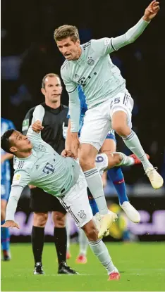  ?? Foto: Witters ?? Sinnbildli­ch: So wie Thomas Müller (rechts) und Thiago standen sich die Bayern in Berlin häufig selbst im Weg.