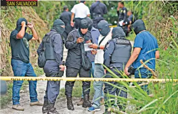  ??  ?? MAURICIO GALÁN TENÍA TRES SEMANAS DE HABER SIDO JURAMENTAD­O COMO POLICÍA. FUE PRIVADO DE LIBERTAD EN LA COLONIA MONSERRAT Y LUEGO ASESINADO EN LOS PLANES DE RENDEROS.