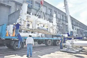  ??  ?? Técnicos de Yacyretá proceden retirar los enormes interrupto­res de 220 kV.