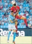  ?? SALVADOR SAS / EFE ?? Hermoso supera a Iago Aspas