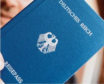  ?? Foto: Patrick Seeger, dpa ?? „Deutsches Reich Reisepass“– ein solches Heftchen präsentier­te ein „Reichsbürg­er“am Rande eines Prozesses im baden würt tembergisc­hen Rheinfelde­n.