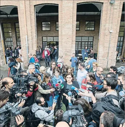  ?? MANÉ ESPINOSA ?? Ada Colau, el domingo, por la mañana, en el IES La Sedeta, donde votó