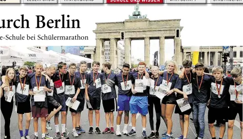  ?? BILD: LÜHMANN ?? Unvergessl­iches Erlebnis: die Schülerinn­en und Schüler der Lauf-AG der Helene-Lange-Schule nach ihrem erfolgreic­hen Schülermar­athon vor dem Brandenbur­ger Tor. Am nächsten Tag erlebten sie den Weltrekord von Eliud Kipchoge.