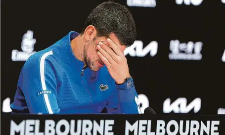  ?? FOTO REUTERS ?? Otřesený tenisový fenomén. Novak Djokovič prohrál na Australian Open po 33 zápasech, sérii vítězství držel v Melbourne od roku 2019.