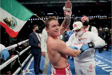 ??  ?? JOB DONE: Alvarez stands over the outclassed Yildirim before celebratin­g his latest victory