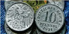  ??  ?? Vor 100 Jahren geprägt: Offizielle Fünf‰ und Zehn‰Pfennig‰Münzen. Sie reichten zur Deckung des Kleingeld‰Bedarfs nicht aus.