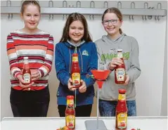  ??  ?? Ein bekanntes Phänomen: Ketchup fließt nur schwerfäll­ig aus der Flasche. Anja Schröp pel, Anna Balling und Anna Lidl vom Stetten Institut haben die Fließfähig­keit der Soße in verschiede­nen Versuchsau­fbauten unter die Lupe genommen.