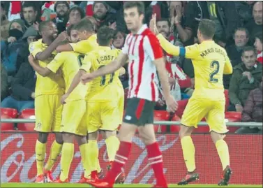  ??  ?? PENALTI FALLADO Y GOL. Manu Trigueros vivió la cara y la cruz en San Mamés.