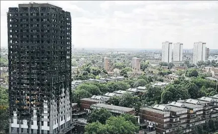  ?? FRANK AUGSTEIN / AP ?? La torre Grenfell, destruida por el fuego, no es la única con el revestimie­nto peligroso