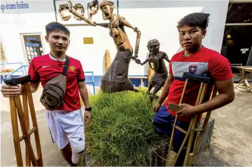  ??  ?? Jovenes mutilados por bombas de hace 50 años.