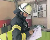  ?? FOTO: SG ?? Zwei Minuten nach dem Alarm überprüft der erste Feuerwehrm­ann Brandmelde­anlage und Karten.