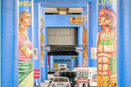  ?? PHOTOGRAPH BY KING RODRIGUEZ FOR THE DAILY TRIBUNE ?? MOTORISTS drive past a large mural reflecting the origins of Mandaluyon­g’s name along Shaw Boulevard on Tuesday. Various stories exist regarding the etymology of the archaic term ‘Mandaluyon­g.’ According to legend, Manda and Luyong, a tribal couple, were the reason behind the city’s name.