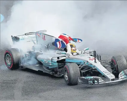  ?? FOTO: GETTY ?? La celebració­n de Lewis Hamilton en pista con su Mercedes, realizando ‘dónuts’ en el Autódromo Hermanos Rodríguez