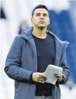  ?? Daniel González / Efe ?? Míchel, en el Bernabéu antes de empezar el partido contra el Madrid.