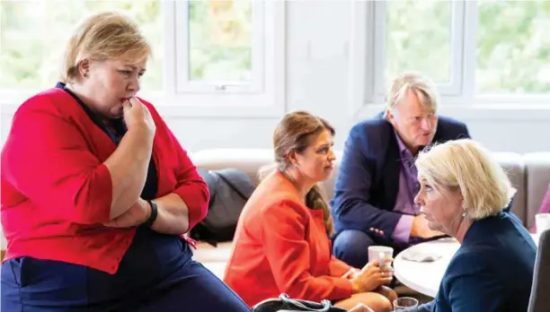  ?? FOTO: NTB SCANPIX ?? – Det er sannelig ikke rart at kommunalmi­nisteren fortviler og mister styringen, skriver kronikkfor­fatteren. Her sitter Monica Maeland i samtale med statsminis­ter Erna Solberg.