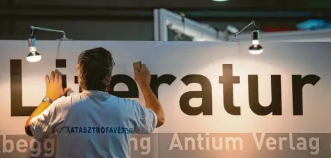  ?? Foto: Sebastian Gollnow, dpa ?? Die Frankfurte­r Buchmesse hat wieder geöffnet: Hier baut gerade der Schweizer Antium Verlag seinen Stand auf.