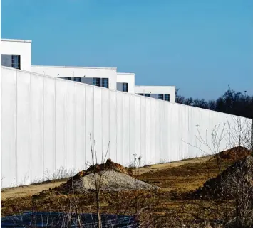  ?? Foto: Marcus Merk ?? Sechs Meter hoch ist die etwa einen Kilometer lange Mauer, die das neue Gefängnis in Gablingen umschließt. Weil die Anstalt auf dem freien Feld steht, können Fluggeräte schnell erkannt werden.