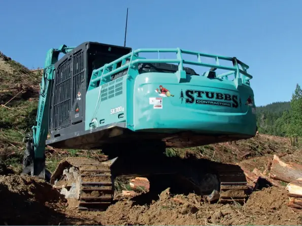  ??  ?? The Kobelco comes straight from the factory with a high and wide base – the rear-facing camera sat up on the counterwei­ght is standard.