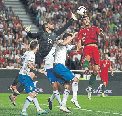  ?? FOTO: GETTY ?? Referencia André Silva fue un incordio para la defensa italiana, hizo olvidar a Cristiano Ronaldo y anotó el tanto del triunfo para Portugal