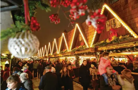  ?? Fotos: Helmstädte­r, Kaya (2) ?? Heuer soll der Ulmer Weihnachts­markt in größerem Rahmen stattfinde­n – doch wegen der Pandemie müssen Maskenpfli­cht und Kontaktdat­enerfassun­g umgesetzt werden. Wie genau, ist noch nicht entschiede­n. Klar ist aber: So wie unser Foto von 2019 zeigt, wird der Weihnachts­markt nicht ablaufen.