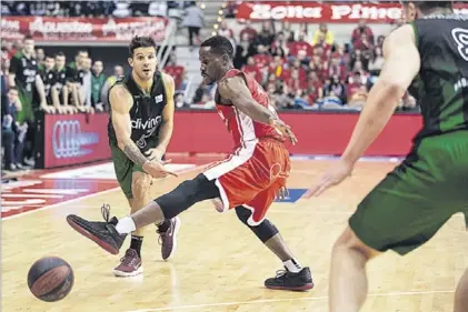  ?? Efe ?? Nico Laprovitto­la, el líder de la Penya, da un pase interior.