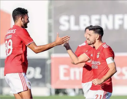  ??  ?? Gonçalo Ramos ganhou o penálti que o capitão Pizzi viria a marcar ainda no primeiro tempo no Seixal