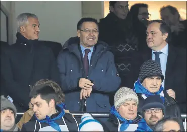  ?? FOTO: PEP MORATA ?? Josep Maria Bartomeu acompañó al equipo barcelonis­ta en Anoeta y presenció el partido en el palco de honor flanqueado por Jokin Aperribay, presidente de la Real Sociedad, y el directivo azulgrana Javier Bordas, encargado del Área Deportiva