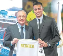  ?? EFE ?? El presidente del Real Madrid, Florentino Pérez (i) presenta al nuevo centrocamp­ista brasileño del equipo, Reinier Jesus Carvalho (d).