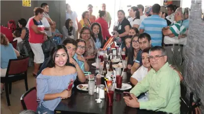  ??  ?? Familias esperaban por una mesa en restaurant­es para deleitar al jefe del hogar.