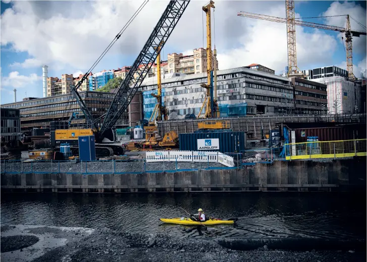  ?? ?? I Rosenlund ligger både vatten, vägar och hus bakom plank och staket.