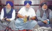  ?? SAMEER SEHGAL/HT ?? SAD chief Sukhbir Singh Badal (C), SGPC president Gobind Singh Longowal (L) and ex-minister Daljit Singh Cheema cleaning shoes at the Golden Temple on Sunday.