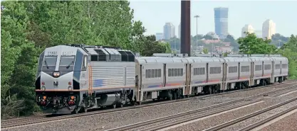  ?? KEITH FENDER ?? To be replaced by the ALP45A, NJT PL-42AC No. 4025 arrives at Seacaucus Junction with a northbound Spring Valley service on June 10, 2017.