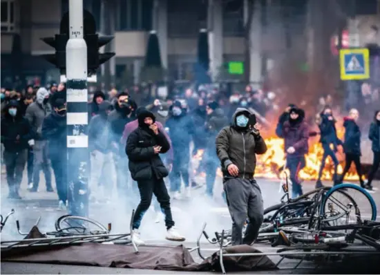  ?? FOTO BELGA ?? In Maasmechel­en wordt alles in gereedheid gebracht om rellen zoals onlangs in Eindhoven (foto) koste wat kost te voorkomen. “We hanteren een nultoleran­tie”, zegt burgemeest­er Raf Terwingen (CD&V).