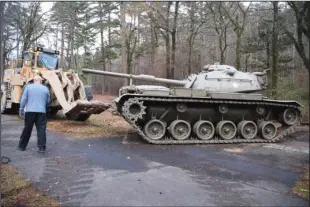  ?? The Sentinel-Record/Mara Kuhn ?? MOVING DAY: Employees of Arkansas Aggregates on Thursday began moving the Purple Heart M-60 A-1 battle tank, which had been located at DeSoto Park since Veterans Day 1992, in preparatio­n for transporti­ng it to its new location at the Garland County...