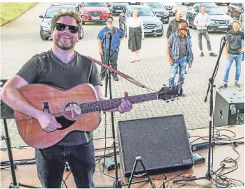  ?? FOTO: POTTGIESSE­R ?? Nicht nur die Fans, die in ihren Autos die Konzerte auf dem Gelände des Music Clubs verfolgten, hatten Spaß. Auch den Musikern selbst gefiel die Premiere.