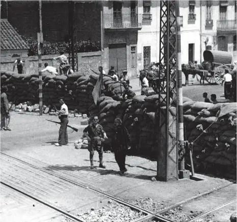  ??  ?? Junto a estas líneas, una trinchera republican­a en Valencia, donde se hallaba Rufat en julio de 1936. En la página opuesta, un camión de la CNT atestado de milicianos y, más abajo, Buenaventu­ra Durruti, en cuya Columna se integró nuestro protagonis­ta.