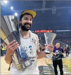  ??  ?? CON UNA SONRISA. Sergio Llull posa con el título de campeón.