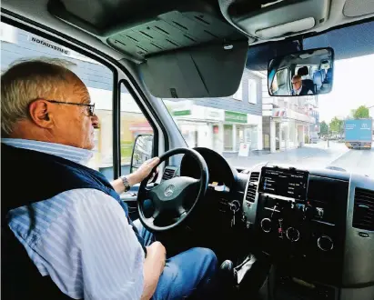  ?? RP-AF: A. BLAZY ?? Der Bürgerbus fährt vormittags und nachmittag­s durch die Stadtteile. Siegfried Wolf ist einer der ehrenamtli­chen Fahrer.